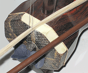 Image: Erhu showing bow between strings - Click to Enlarge